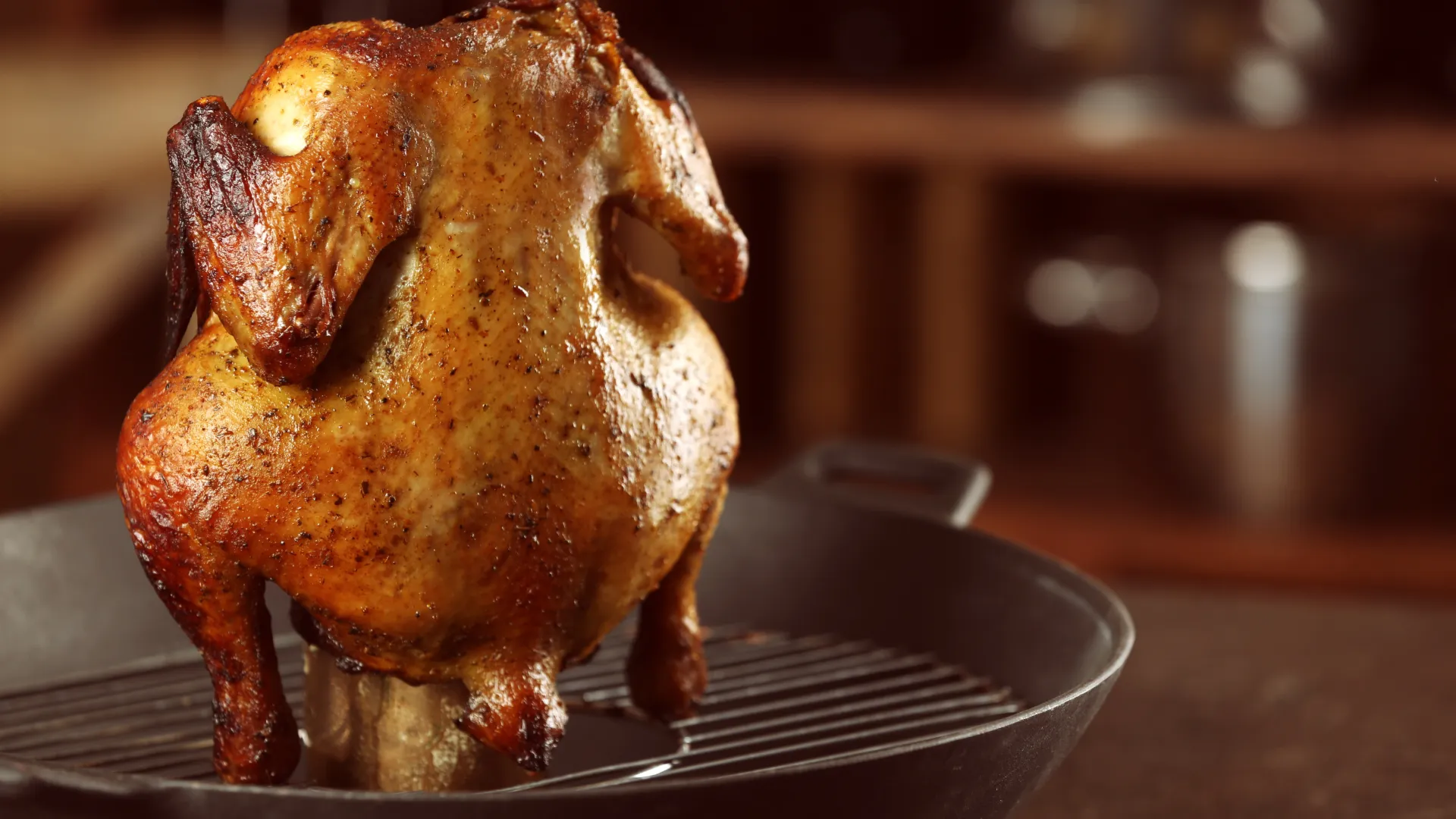 Kip op bbq met blikje bier