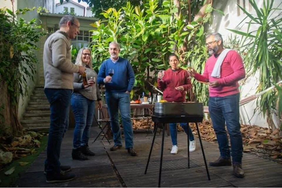 Gezellig met vrienden BBQ'en met een goed glas rode wijn